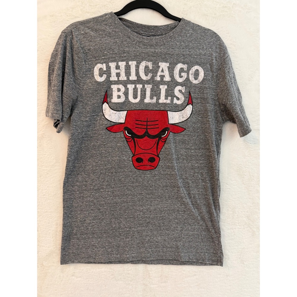 NBA Chicago Bulls Graphic T-Shirt Mens Small Gray Heather Distressed Logo Tee